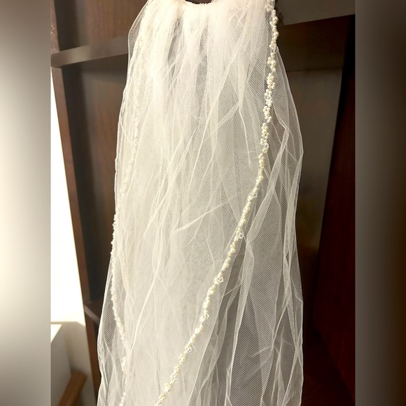 Pearl Lined Wedding Veil - Picture 1 of 6